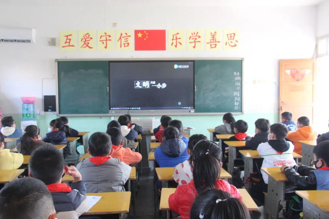 丸美股份涨停